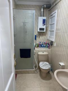 شقه مفروشه فرش جديدفى ارقى احياء الحى السابع فى اكتوبر مكيفه بالكامل و بها جميع الكماليات و قريبه من الاسواق و المولات و النوادى - 3