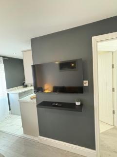 Cosy Modern Flat with garden - Longbridge - 7
