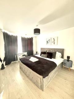 Cosy Modern Flat with garden - Longbridge - 9