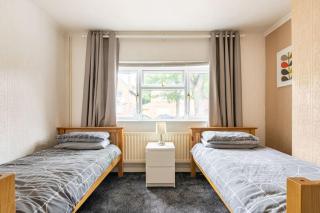 M6 J10, 8 beds, Free Parking, Max 10, Super Wifi, 4 days Min - Walsall - 9