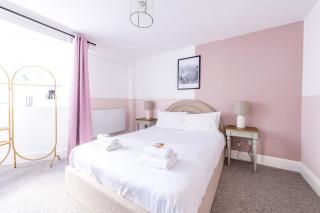 Breakfast at Tiffany's Theme with FREE PARKING by Prescott Apartments - Bristol - 2