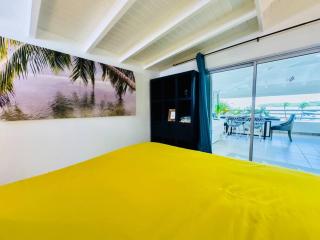 Spacious Waterfront 2 Bedroom Condo with 2 Bathrooms, Pool, AC - Baie Nettle - 1
