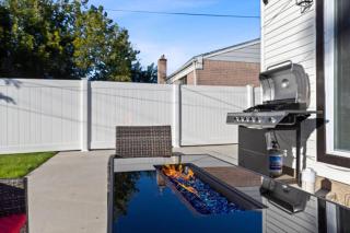 Dark House With HotTub TV in Rooms - Oak Park - 9