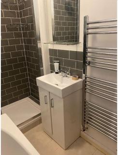 Lovely one bed apartment with garden - 2