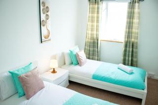Spacious 5 bedroom house!Tilbury!Free parking! - Tilbury - 6
