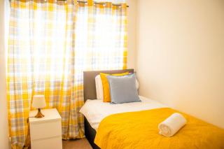 Spacious 5 bedroom house!Tilbury!Free parking! - Tilbury - 5