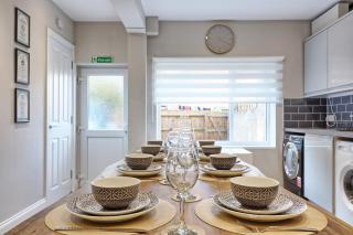 Colchester - 5 Bedrooms - Sleeps 10 - Long Term Stays - Business - Contractors - Families - Colchester - 2