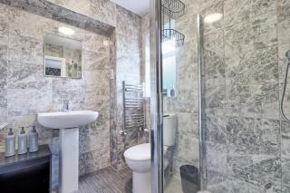 5 BDR House in Colchester - Sleeps 10 - Parking - WiFi -Business - Contractors - Families - Long Term Stays - 5