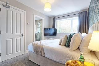 5 BDR House in Colchester - Sleeps 10 - Parking - WiFi -Business - Contractors - Families - Long Term Stays - 1