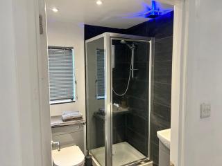 One bed and bathroom with kitchen for self catering Alness - 2