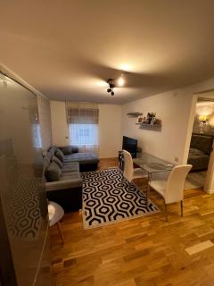 Cozy private apartment WiFi 1BR Sleeps 4 great Central Location - 1
