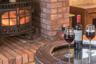 Spacious Home, 6 large bedrooms, full sky package, sleeps 14 - Pattishall - 7