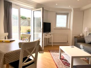 Marina Waves Apartment- Brighton, free parking, patio, ground-floor holiday home, sleeps 3 - Brighton & Hove - 3