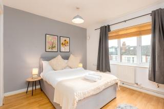 Central Coventry Flat Free Parking Sleeps 6 - 8