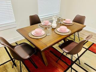 Apt 2 Bedrooms 2 Full Baths FREE Parking & FREE Laundry in Unit - 3