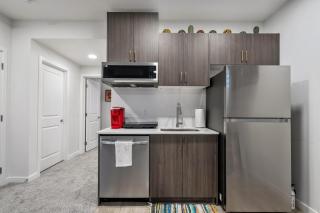 Perfect Stay 2 Bedroom Basement Suite - 9