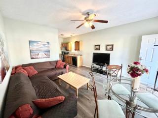 Comfortable 2-BR Cottage, 2 Blocks To Beach - Myrtle Beach - 4