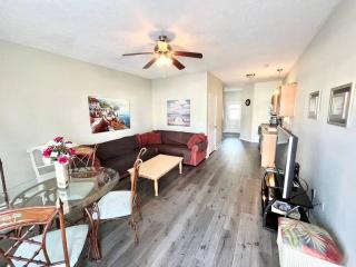 Comfortable 2-BR Cottage, 2 Blocks To Beach - Myrtle Beach - 3