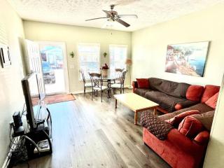 Comfortable 2-BR Cottage, 2 Blocks To Beach - Myrtle Beach - 2