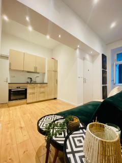 Amazing Gem 4-BR Retreat Breathtaking City Views - 5