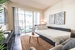 Spacious 2BD 2BA with Huge Balcony, Near Venice Beach & Fun! - Marina del Rey - 1