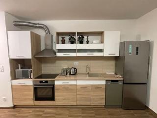 Zeenat Apartment with Balcony and Free Parking - Budapest - 3