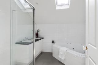 Spacious Middle Park Townhouse, Sleeps 6, Bayside - 3