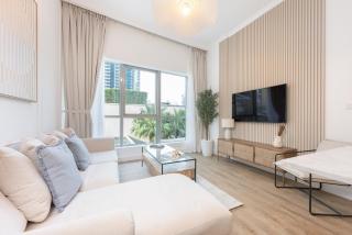 Free housekeeping visits during your stay - StayShort - Stylish 1BR Urban Living in Dubai Marina - 2