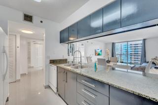 Amazing 28th floor unit with Parking - 6