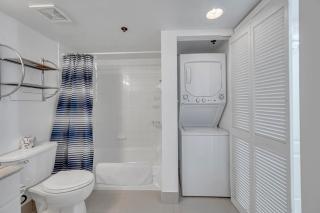 Amazing 28th floor unit with Parking - 4