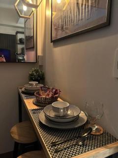 BALAY MULANO at FAME RESIDENCES MANDALUYONG CITY l with balcony pool view l 200mbps wifi - 2