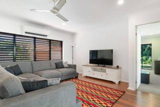 Family home with pool - 2 mins to beach & playground - Clifton Beach - 6