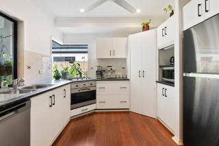 Family home with pool - 2 mins to beach & playground - Clifton Beach - 4
