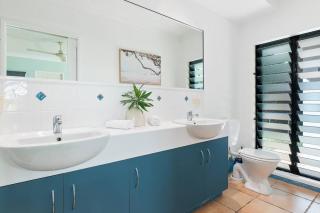 Family home with pool - 2 mins to beach & playground - Clifton Beach - 2