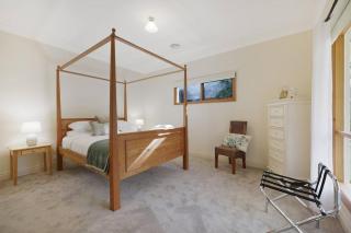 Spacious four bedroom central house sleeps 8 - Warrnambool - 7