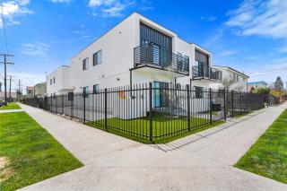 Spacious Bedroom With Shared Bathroom - 3
