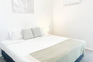 Modern Central Retreat 2 - Wagga Wagga - 8
