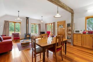 Wine Loft - Cosy Country Retreat with Ocean Views - 9