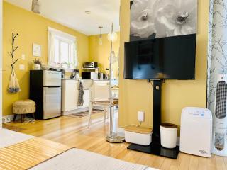 Private Guest Suite 10mins to Downtown - King Bed - Bathtub - Free Parking - 5
