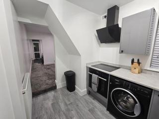 Comfortable 2-Bed Home for Work & Longer Stays - 1