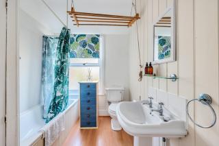 West Street Cottage with Free Parking, Smart TV and Fast Wifi by Yoko Property - Steeple Claydon - 4