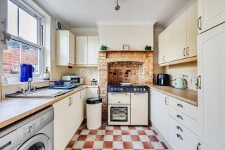 West Street Cottage with Free Parking, Smart TV and Fast Wifi by Yoko Property - Steeple Claydon - 1