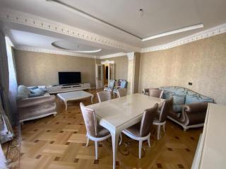 Two-Bedroom Deluxe Apartment with Balcony - Baku - 2