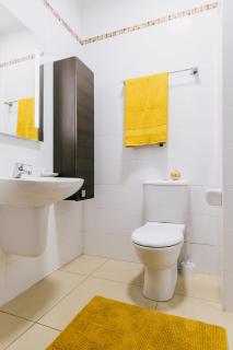 Sunny 2 BR Aptm with Garden Fast WiFi Walk to Seafront - 2