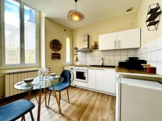 Le Saint Savinien - BEST KEYS - Patio Privé - Idéal Couple & Pros - Canapé convertible - Centre Ville - WiFi Fibre - Check-in Autonome - Parking Facile & Gratuit - 1