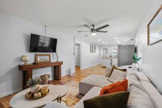 Nights of lights special rates, walking distance to down town, 3 bedroom cozy gem - 0