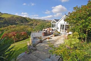 Beach Front House with Stunning Sea Views and Free Use of a Local Indoor Pool - Talland - 7