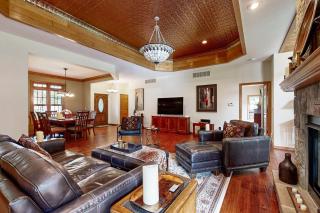 Luxurious Wooded Retreat - 4