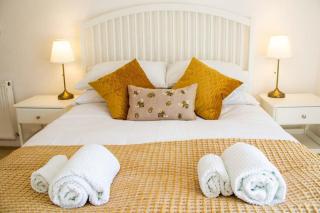 Cathedral Views Grade II Listed Mews Cottage - Salisbury - 0