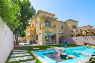 Elegant lakeside villa with a private pool - 9